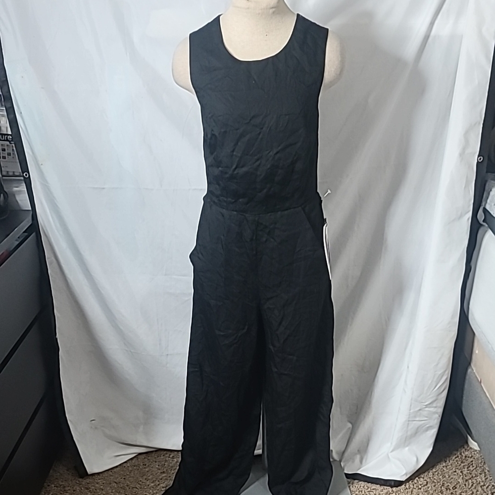 Classic Black Sleeveless Jumpsuit with Fitted Design and Straight Leg